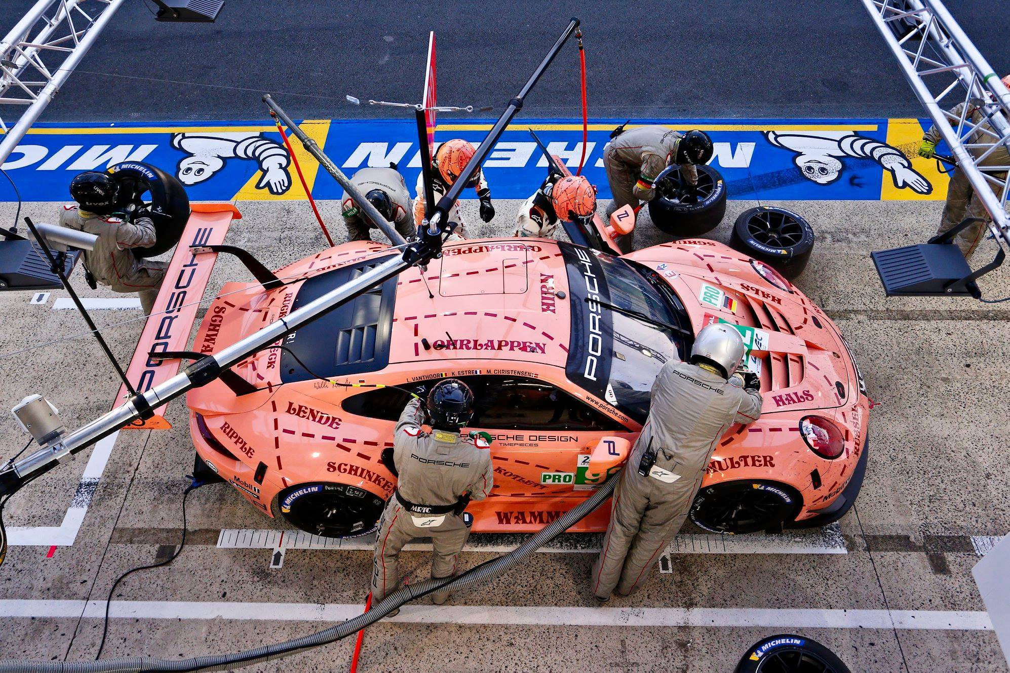 De winnende Porsche 911 RSR "Pink Pig" tijdens een "pigstop" op Le Mans